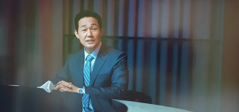 긴장감 어린 눈빛 클로즈업