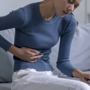 증상 체크리스트를 확인하는 스마트폰 이미지