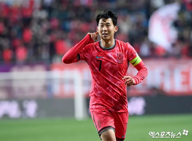 축구 전술판으로 조합을 설명하는 이미지