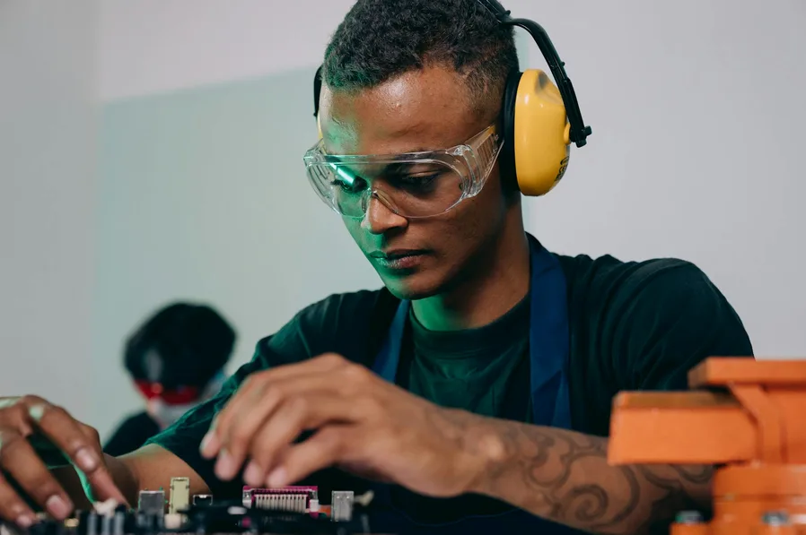 통신 기술자 작업 장면