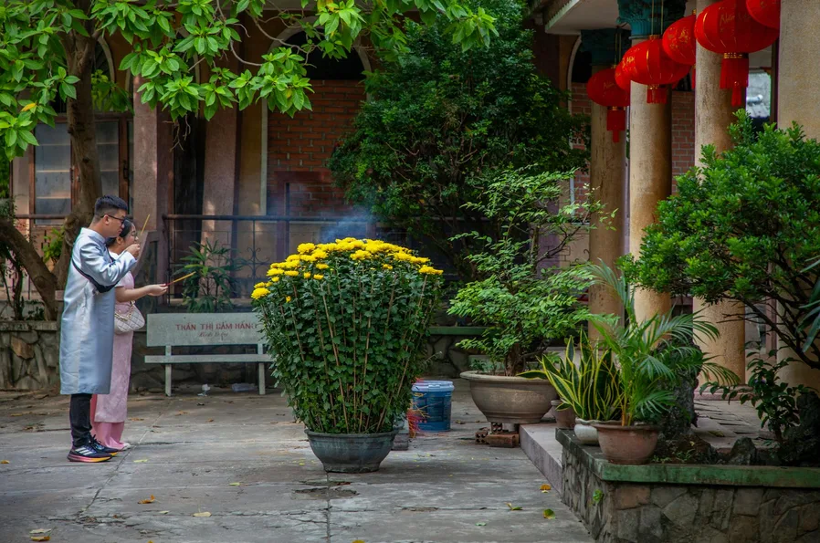 사찰 입구 꽃길 풍경