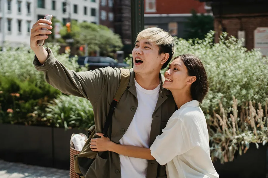 4월8일 석촌호수 벚꽃 지금 만개 여부와 혼잡 정보 5 방문객이 사진 촬영 중인 모습