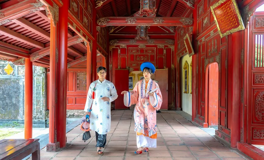 관광객들이 걷는 불국사 길