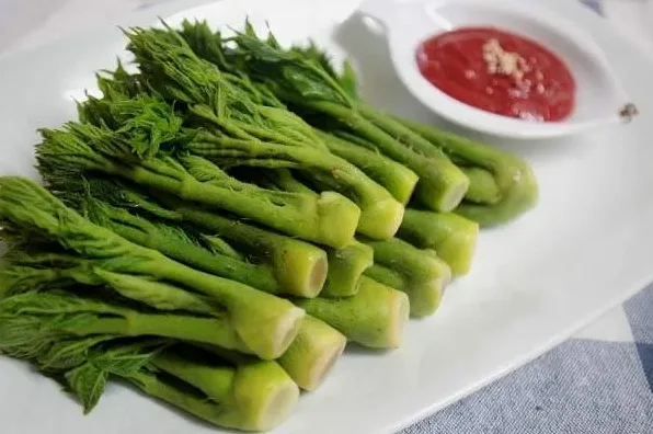 가시와 억센 부분을 다듬는 손질 과정