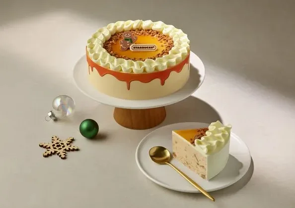 바닐라 크림이 올라간 라떼 비주얼