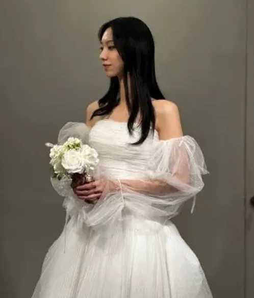 최종 선택된 웨딩드레스와 촬영 준비 분위기