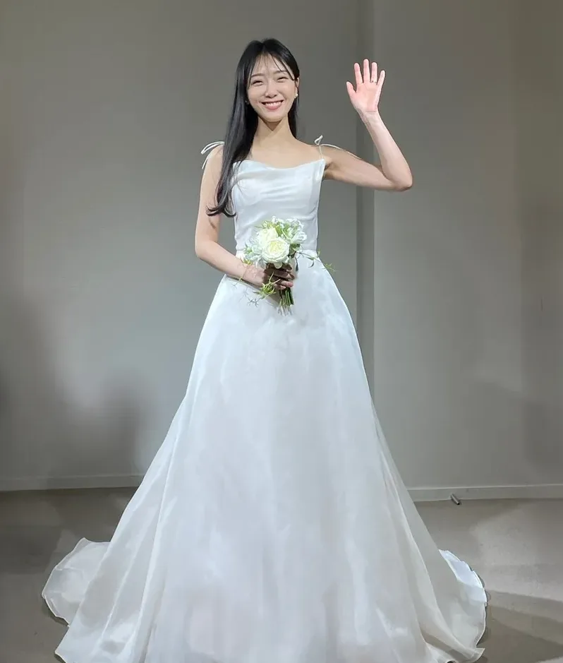 드레스 가봉실에서 촬영 드레스를 고르는 모습