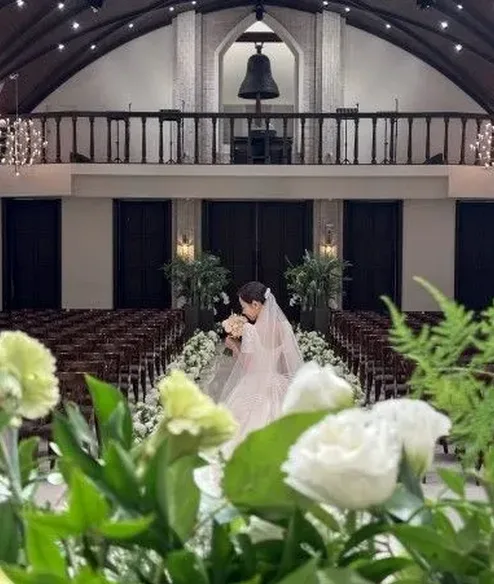 하객 이동 동선이 보이는 로비 복도