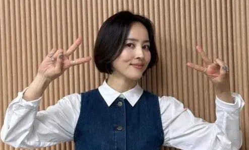 김희애 50대 숏컷 변신 나이 잊게 하는 이유 4 숏컷을 세련되게 정리하는 헤어 스타일링 예시