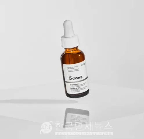 밤 스킨케어 루틴 하는 여성