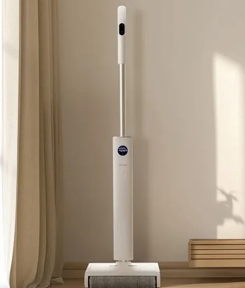 무선청소기를 자연스럽게 사용하는 모습