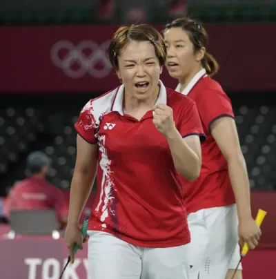 긴장감 있는 배드민턴 경기 장면