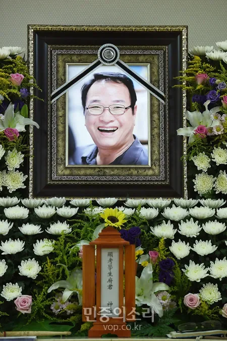 배우의 분위기가 느껴지는 인물 사진