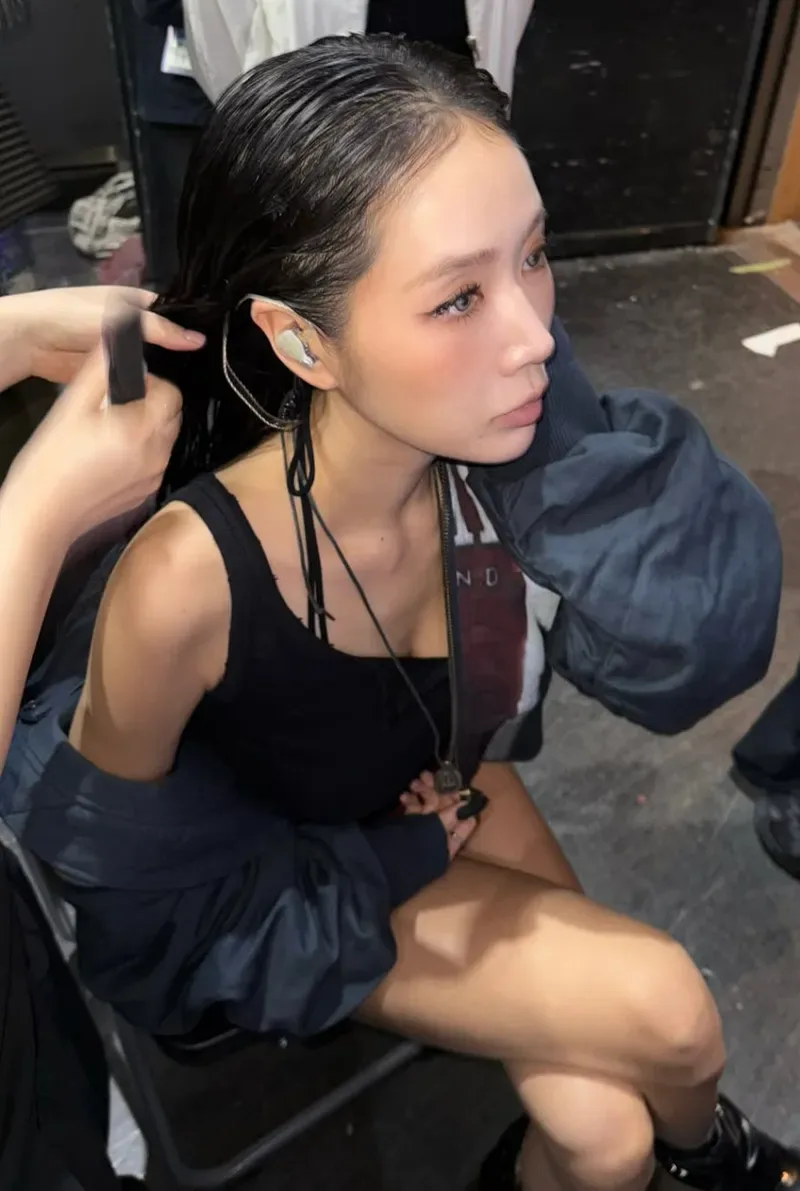 블랙 롱부츠와 레더 스타일